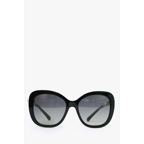 Pre-loved Chanel™ Polarized Black Oversized Sunglasses with Pearl Sides - Picture 1 of 3